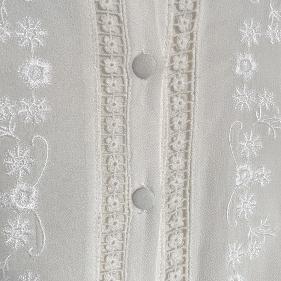 Elegant embroidered blouse - Picture 5 of 7